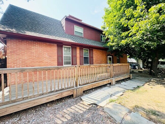 Foto del edificio - Beautiful 3 Bed 1.5 Bath Townhome in a Ren...