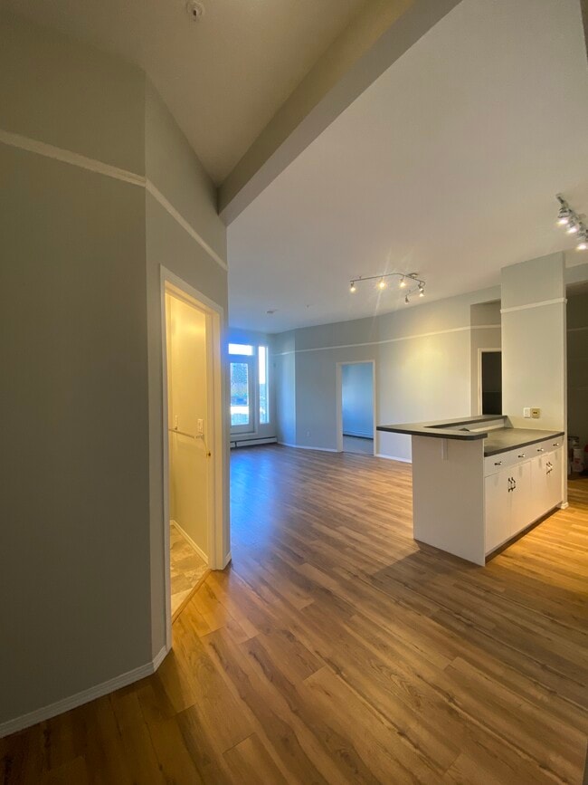 Building Photo - Spacious 1 Bedroom + Den in the Beltline – Available Immediately