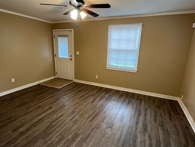 Building Photo - 2 Bedroom/1 Bath Home