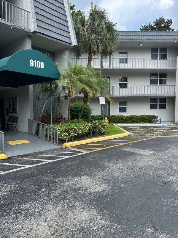 Foto del edificio - 6090 NW 64th Ave