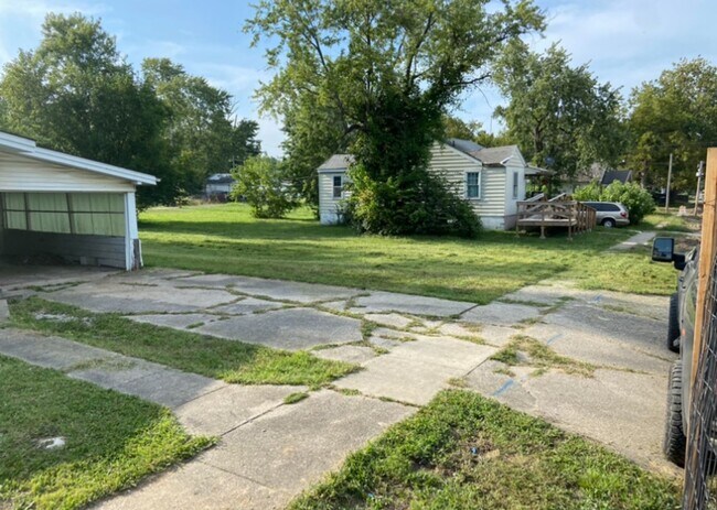 Building Photo - Attached Carport! $390 Month / $600 Down