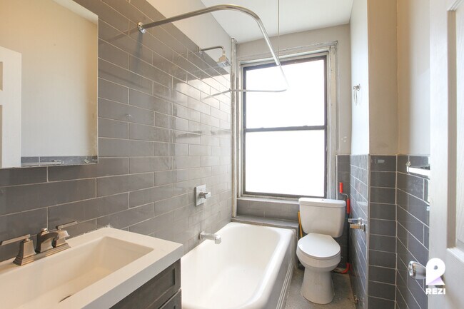Building Photo - 635 Riverside Dr