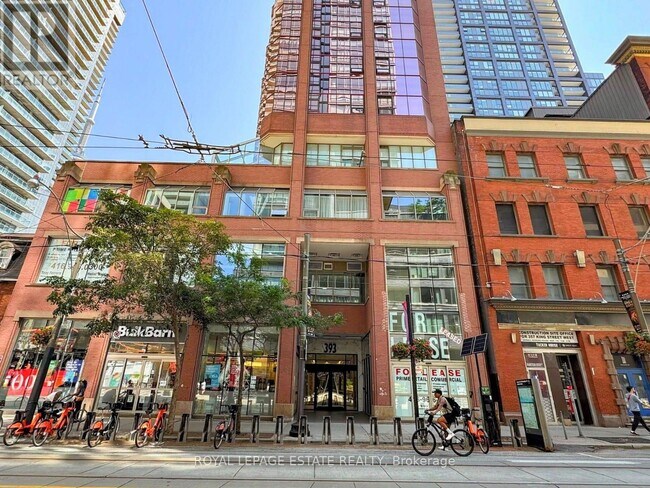 Photo du bâtiment - 393-393 King St W