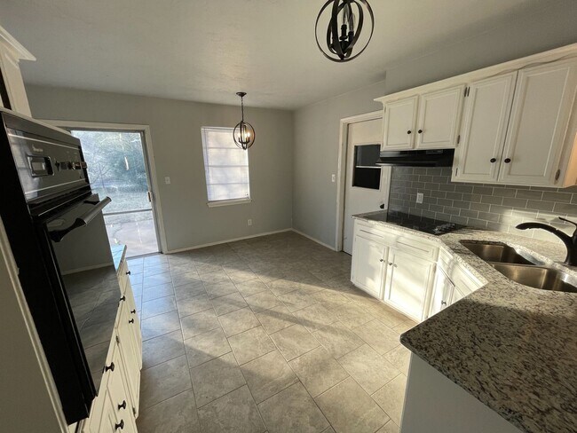 Building Photo - Beautiful home for lease near Hefner & Penn