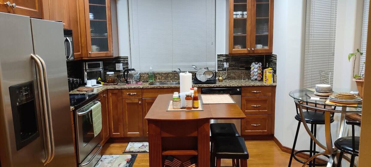 Building Photo - 601 Rosette Ct