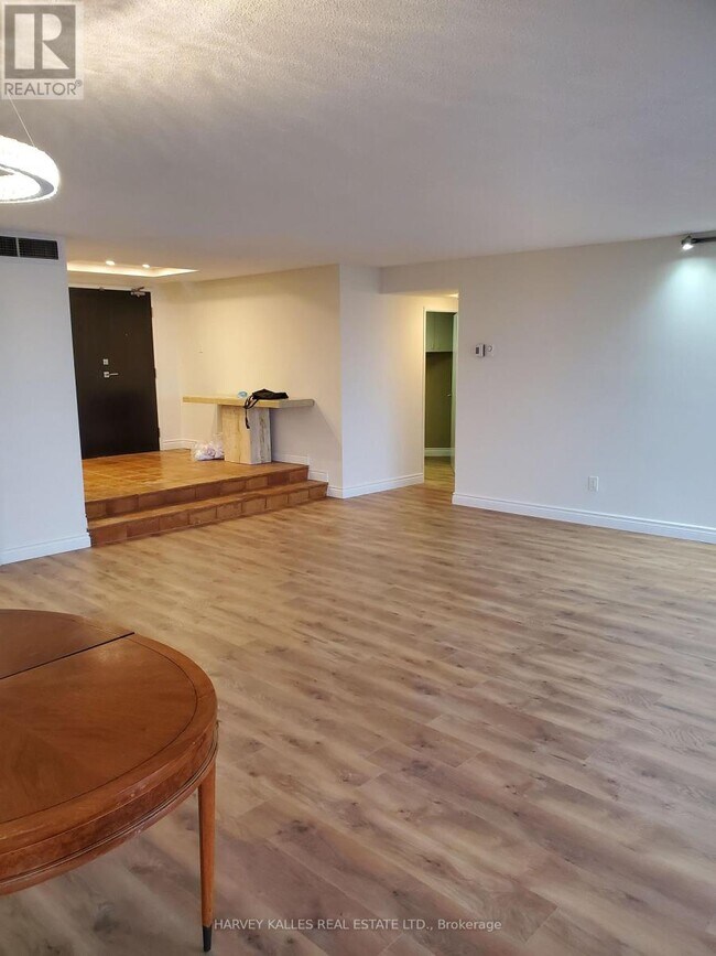 Photo du bâtiment - 240-240 Heath St W