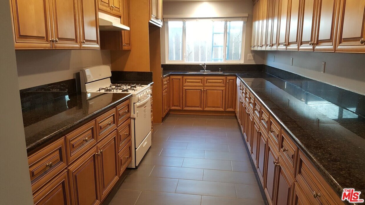Foto principal - 15746 Magnolia Blvd