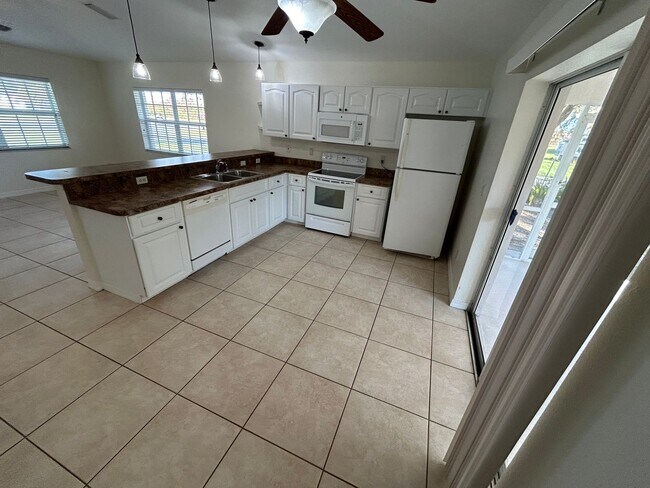 Foto del edificio - Triplex unit for rent-Fully furnished