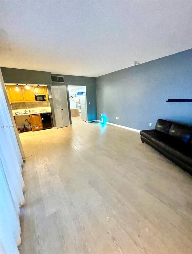 Foto del edificio - 770 NE 69th St