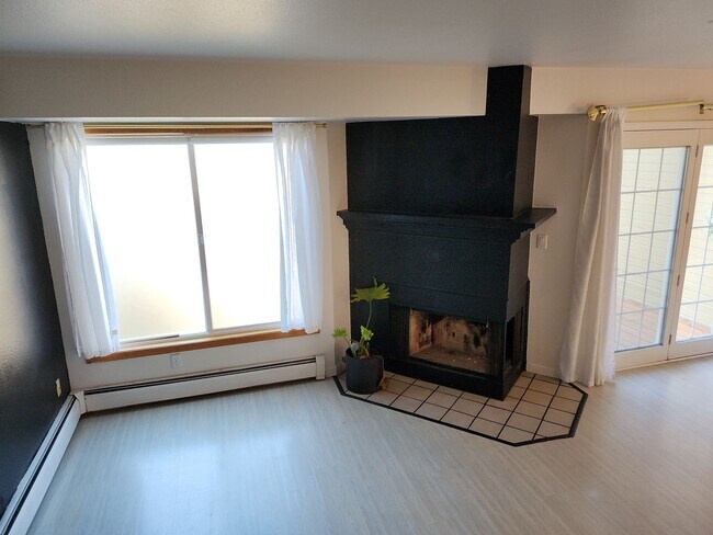 Building Photo - 2 Bed 1.5 Bath All utilities included, oth...