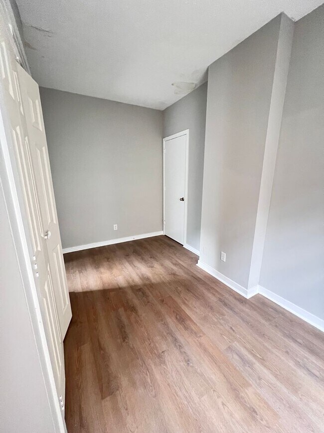 Foto del edificio - *COMING SOON* Charming 2 bedroom, 2.5 bath...