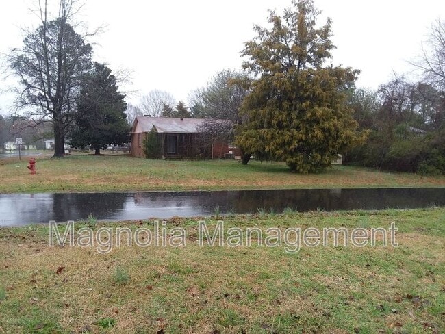 Building Photo - 104 Allen Cir