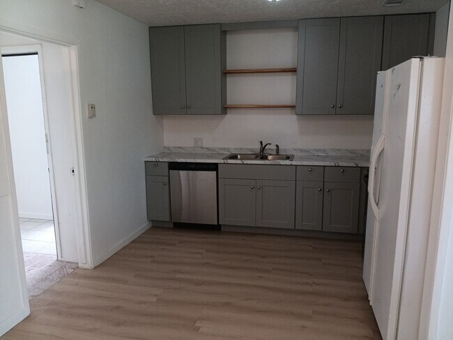 Foto del edificio - Cozy 4-bedroom, 2-bathroom home! Showings ...