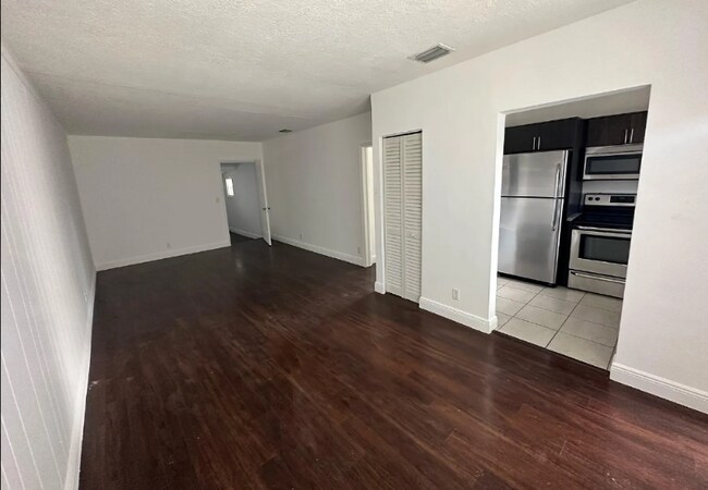 Foto del edificio - 565 NE 65th St