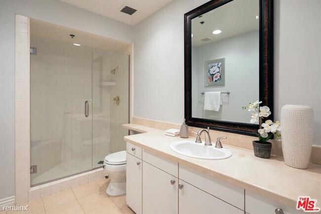 Building Photo - 2 br, 3 bath Condo - 10724 Wilshire Blvd #...