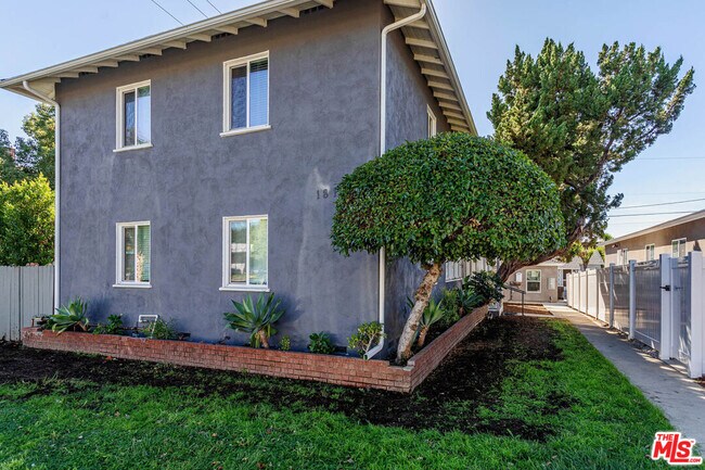 Foto del edificio - 1812 W Glenoaks Blvd