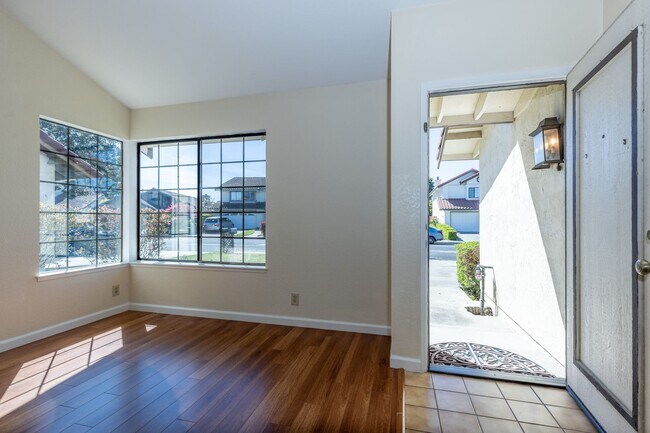 Foto del edificio - 4 bed/3 bath Single Family Home w/ large backyard!