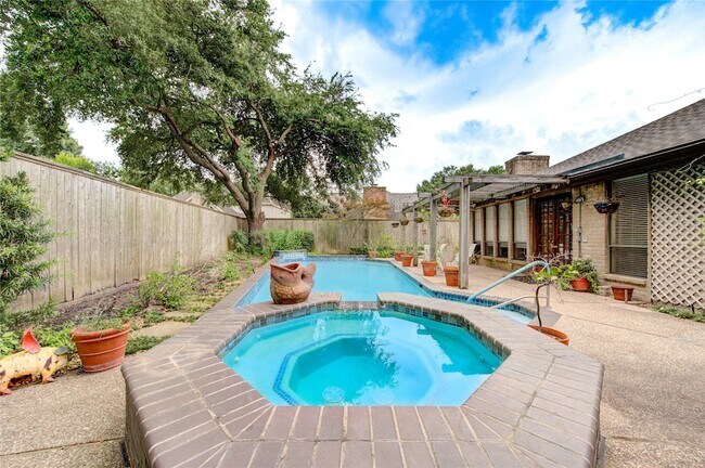 Foto del edificio - 12307 Rocky Knoll Dr