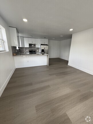 Building Photo - 215 W 19th St