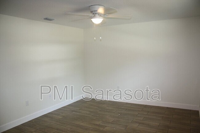 Foto del edificio - 2932 Gillespie Ave