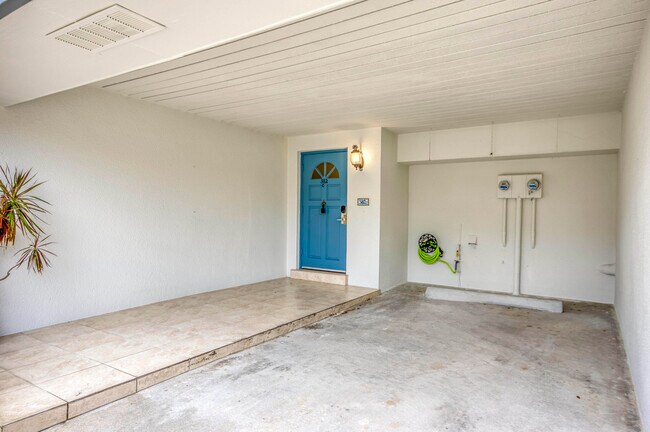 Building Photo - 382 Golfview Rd