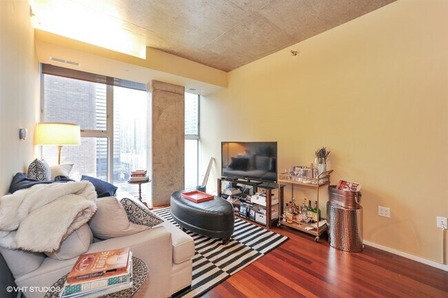 Foto del edificio - 550 N St Clair St