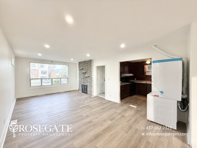 Photo du bâtiment - Spacious 3-Bedroom Main Level Home with Backyard, Garage & 3 Parking – Scarborough