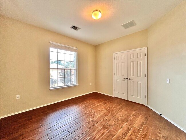 Foto del edificio - 6021 Nelson Oaks Dr