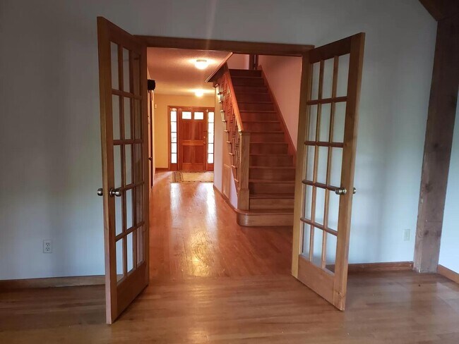 Building Photo - 945 Forest Dr