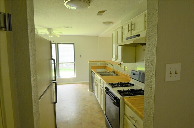 Foto del edificio - 24006 Merry Oaks Dr