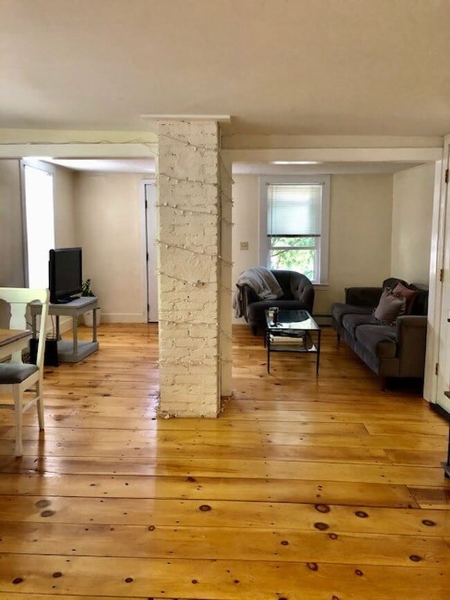 Building Photo - AVAIL. 3/15: 2 Bed/1 Bath: Amesbury, MA