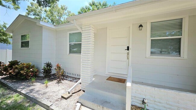 Building Photo - 618 S Crest Ave