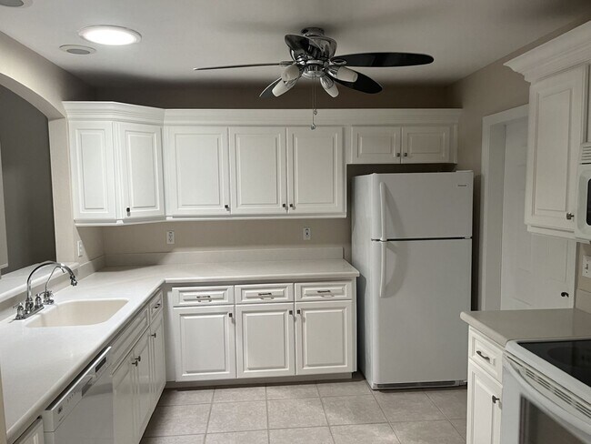 Building Photo - 2/2 Maintenance Free Villa-Charming 55 plu...