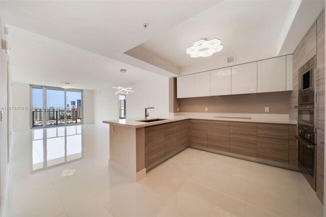 Foto del edificio - 300 Sunny Isles Blvd