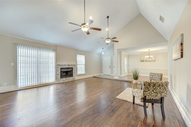 Foto del edificio - 2122 Highland Hills Dr