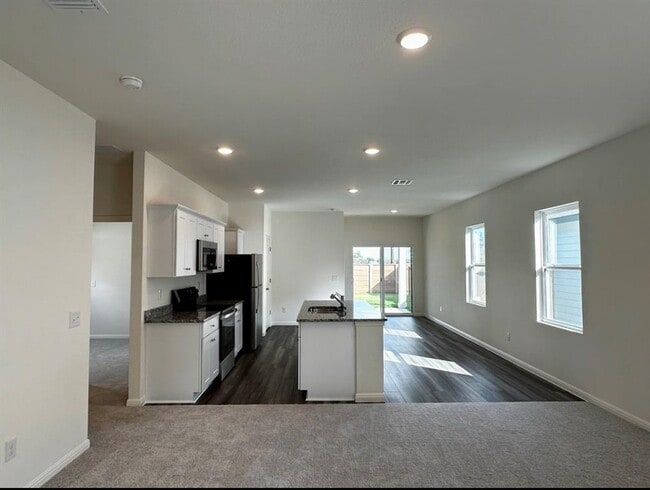 Foto del edificio - 16116 Viburnum Dr