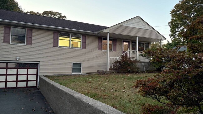 Foto del edificio - 28 McGaw Ave