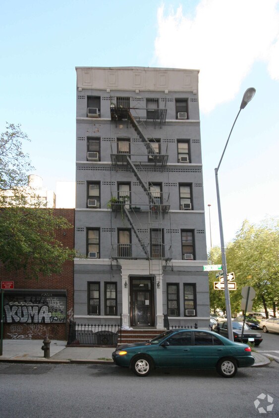Foto principal - 133 Concord St