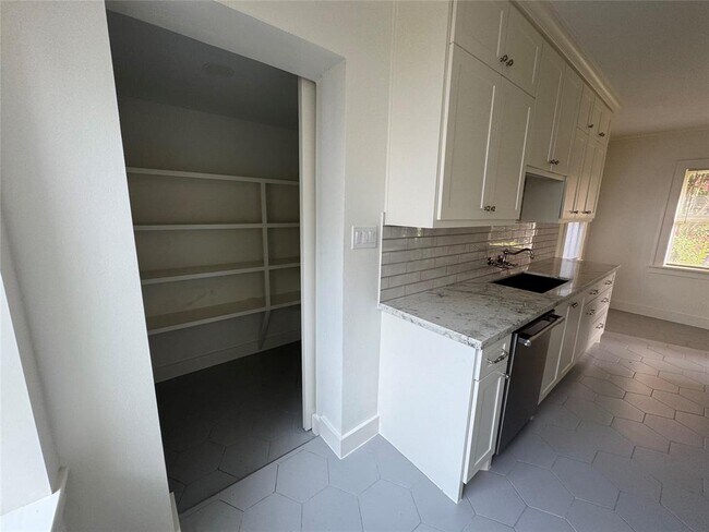 Building Photo - 1607 Blount St
