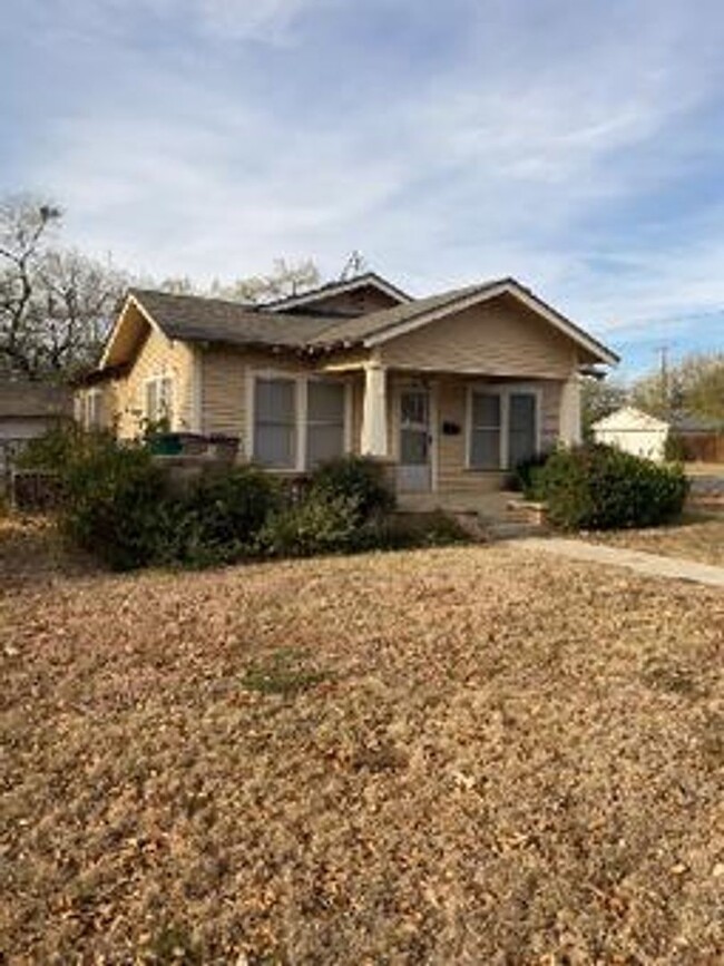 Building Photo - SPACIOUS 2 Bedroom 1 Bath Home!