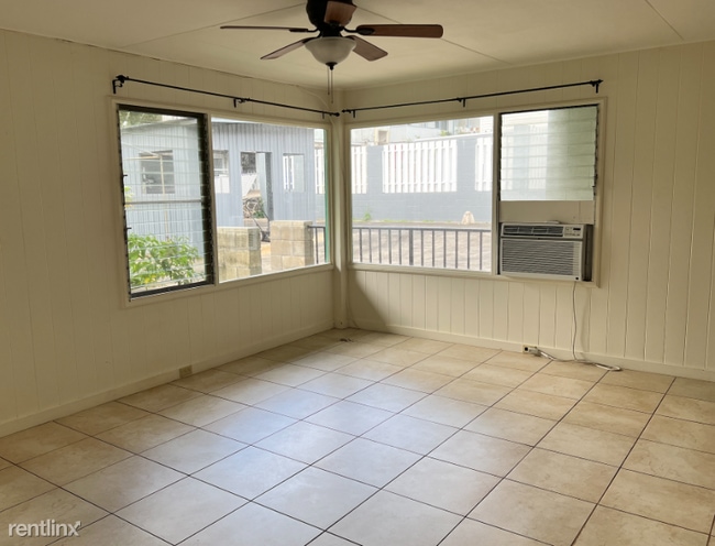 Building Photo - 2308A Kalihi St