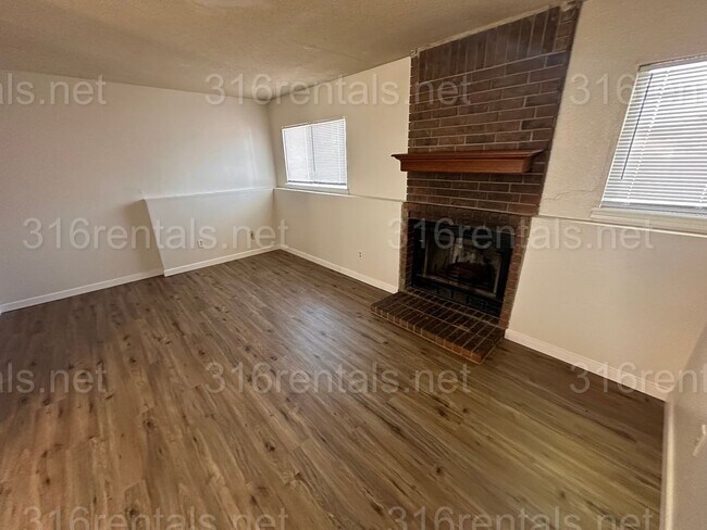 Foto del edificio - $895 - 2 bed 1.5 bath beautiful bi-level a...