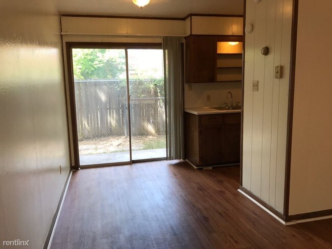 Building Photo - 2 br, 1 bath Duplex - 749 Meadow Ln # A # B B