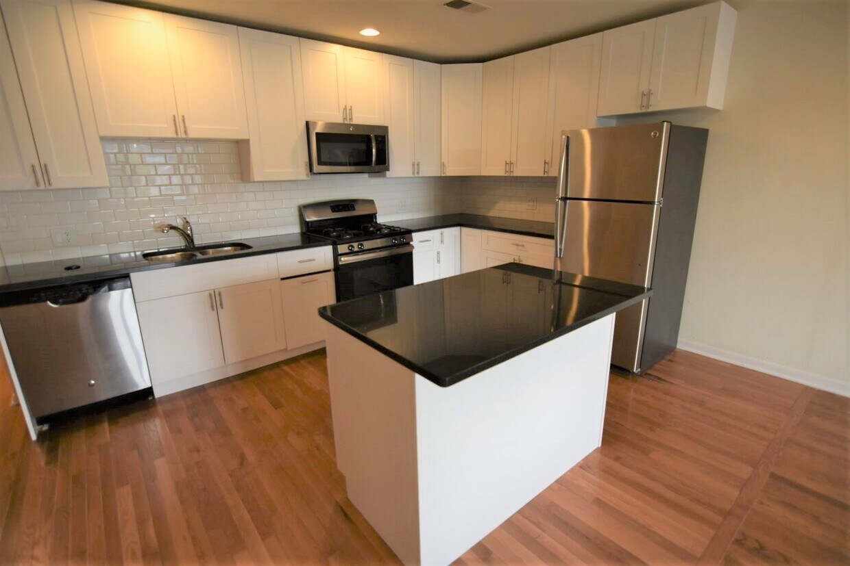 Foto principal - 914 W Belmont Ave