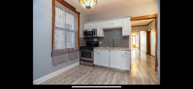 Building Photo - 1322 W Farwell Ave