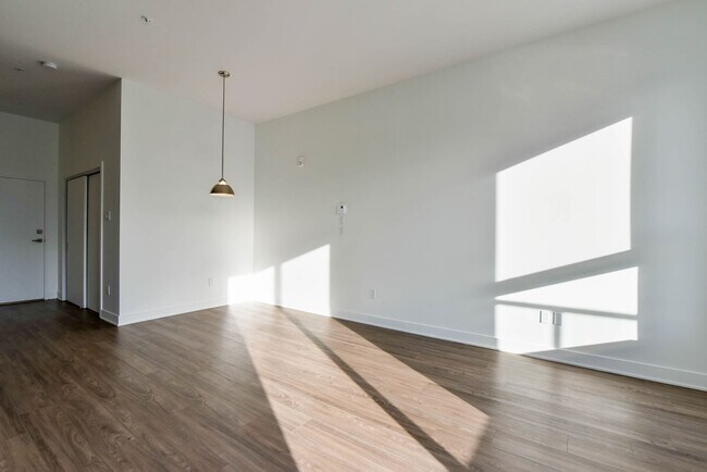 Building Photo - 9675 Av. Papineau