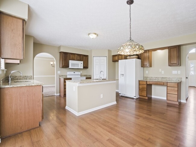 Building Photo - 626 Riverby Ln