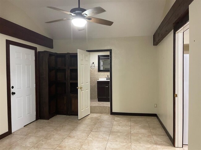 Foto del edificio - 8430 Holiday Ln