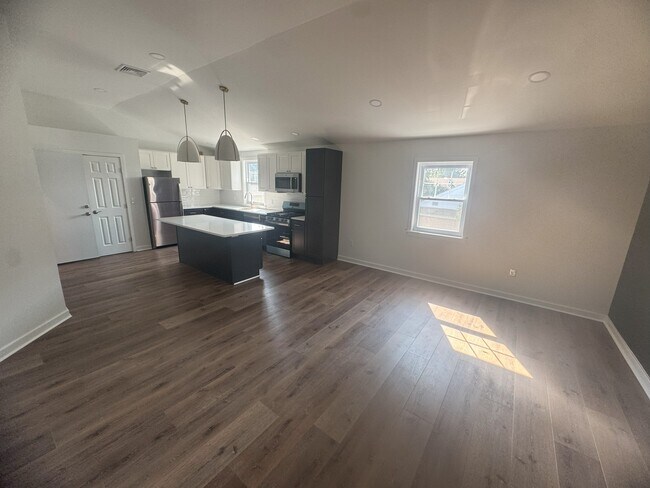 Sala de estar / Cocina B - 947 N Providence Rd