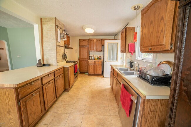 Kitchen - 27 Forrest St